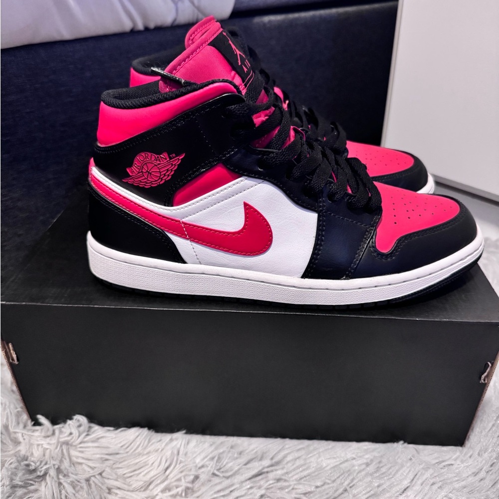 Mens Fire Red Jordan 1 Mid